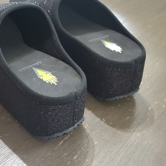 Volatile - Picture 3 of 6